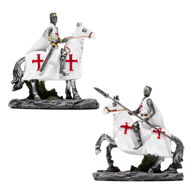 Cavaliere Medievale in Armatura a Cavallo Fotografia Stock - Immagine
