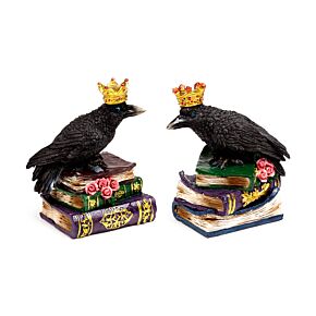 Corvo con Corona su Pila di Libri