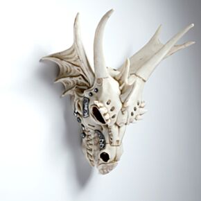 Teschio di Drago con Decorazioni Metalliche